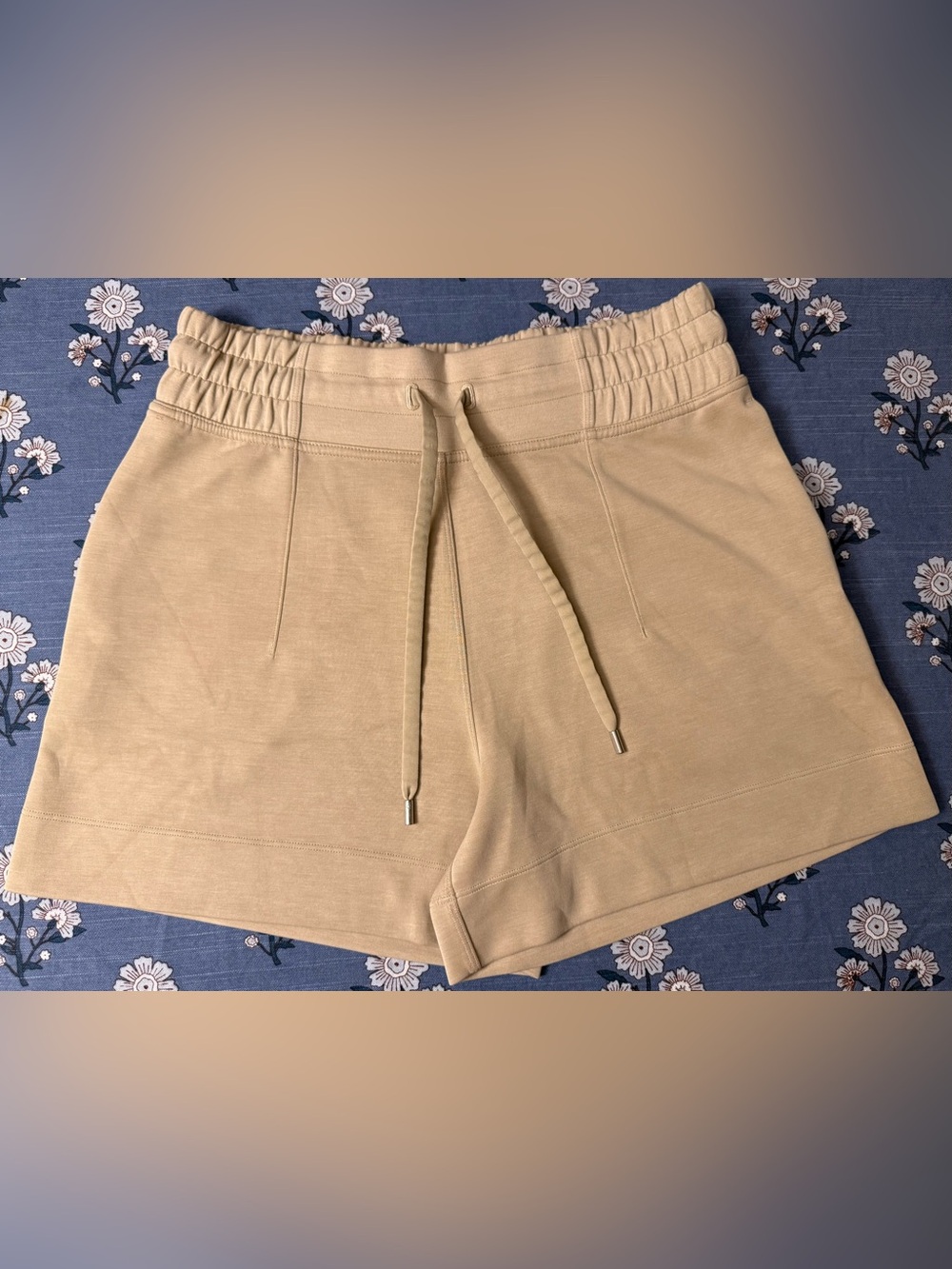 Lululemon Softstreme Shorts – Women’s Size 8 – Cream / Tan / Beige – EUC